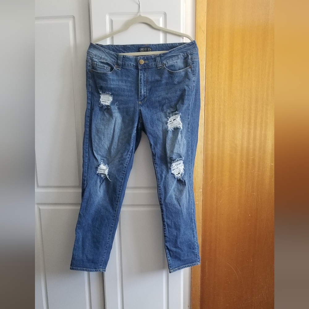 👙Forever 21+ distressed denim jeans